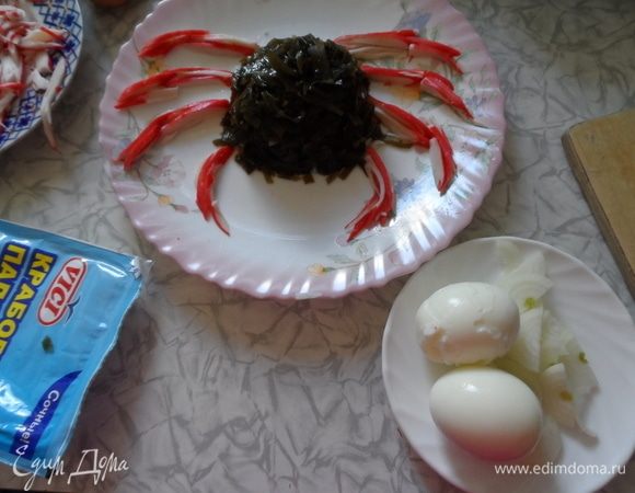 Аккуратно разложить ножки краба. Их по 4 с каждой стороны.