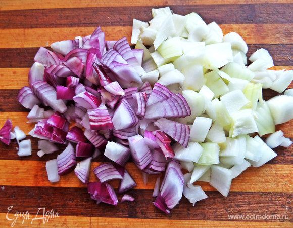 Измельчаем произвольно лук. На этот раз взяла разный.