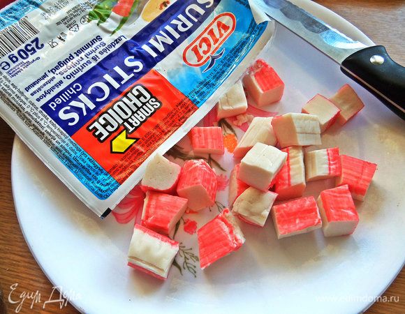 Крабовые палочки VICI очистить и нарезать на 3-4 части.