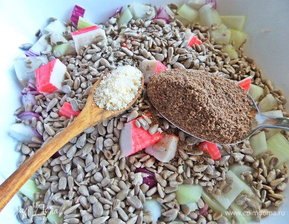 Всыпать льняную муку и чесночную приправу.