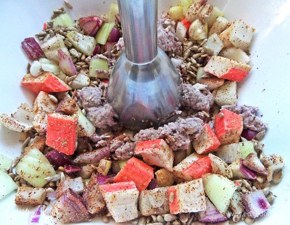 Смешать ложкой.