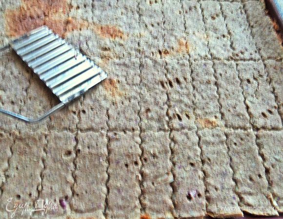 Нарезать, пока горячие, иначе могут крошиться.