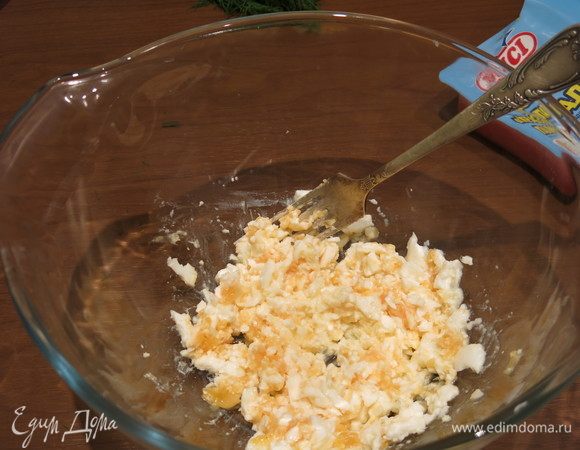 Измельчаем яйца.
