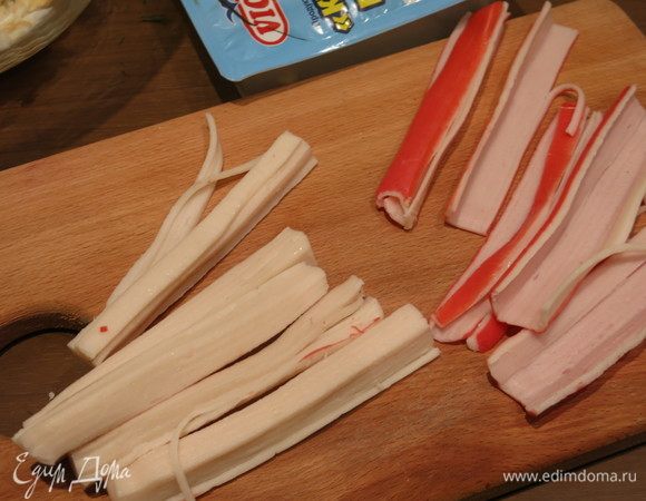 С палочек срезаем красную часть. Охлажденные палочки ТМ Vici легко разворачиваются.