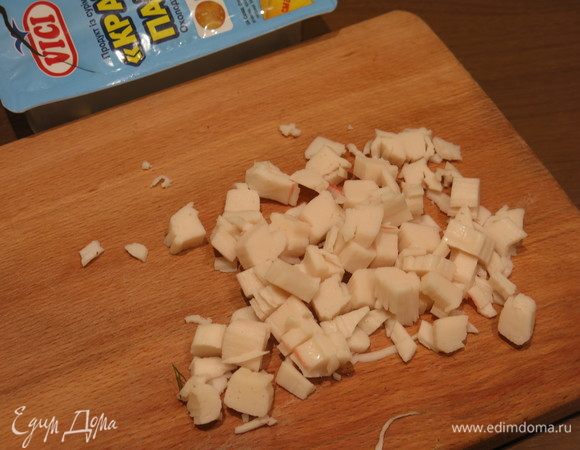 Одну белую палочку крабовую оставляем, остальные измельчаем.