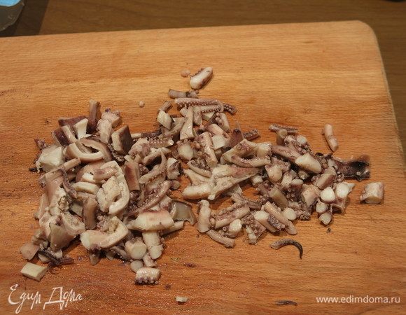 Измельчаем кальмары.