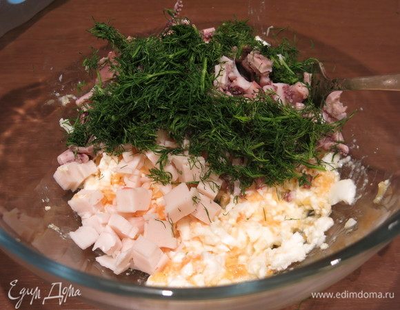 Крошим зелень, соединяем все.