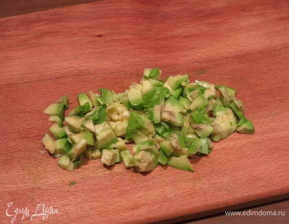 Очищаем авокадо, вынимаем косточку, нарезаем.