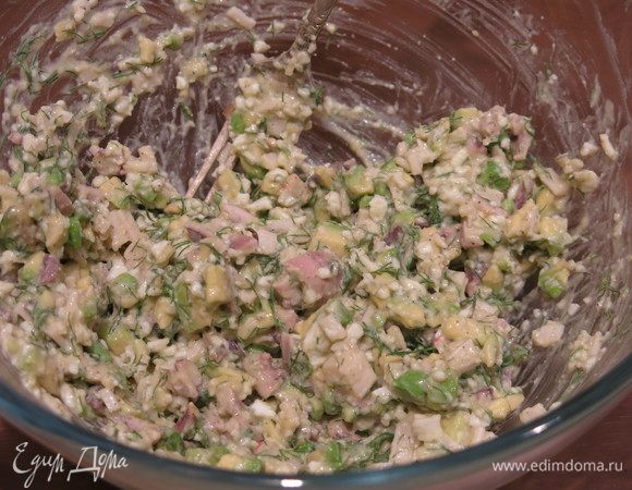 Перемешиваем, заправляем, солим, перчим.