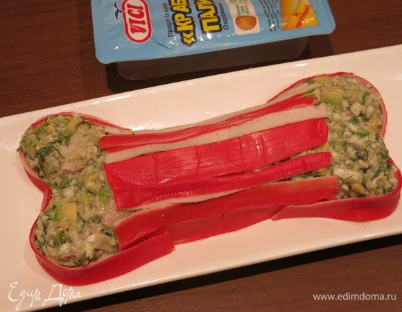 Накрываем косточку полосками крабовых палочек.