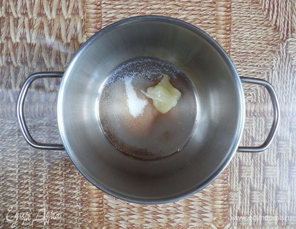 2 керамические формочки (объемом 250 мл) поместить в духовку и разогреть ее до 150°С. Формы можно и не подогревать, но тогда будет сложнее ровно распределить карамель по дну, т.к. она быстро застынет.
Все ингредиенты для карамели поместить в сотейник с толстым дном и поставить на средний огонь. Вначале можно слегка помешать смесь, чтобы мед быстрее растворился. 