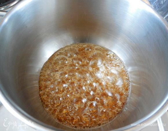 Довести до кипения и готовить, не помешивая, до янтарного цвета.
