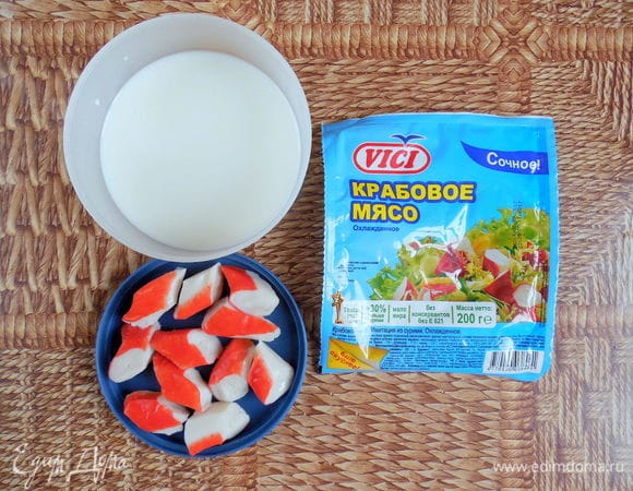 Молоко и крабовое мясо соединить в стакане для погружного блендера.