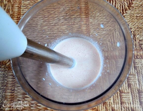 Измельчить до максимально однородного состояния. Приправить солью по вкусу. Молочно-крабовую смесь перелить в сотейник и довести до слабого кипения. 

