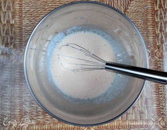 Когда молоко закипит, снять с огня и вливать тонкой струйкой в яйца, непрерывно энергично помешивая венчиком. 