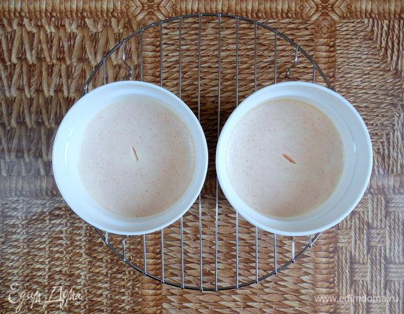 Формы с готовым кремом сразу достать из водяной бани и остудить на решетке до комнатной t, затем убрать в холодильник минимум на 3 часа (а лучше на ночь).