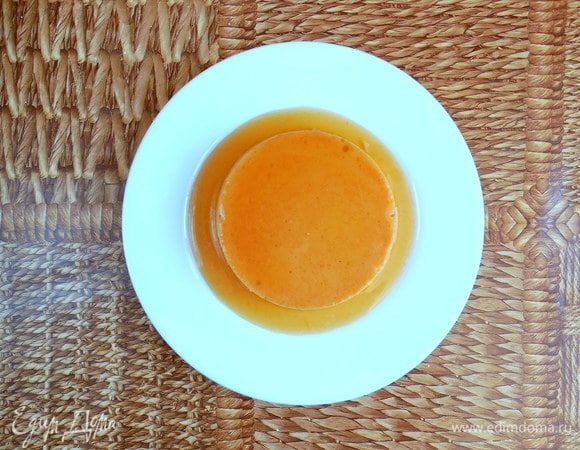 Перед сервировкой провести столовым ножом вдоль стенок форм, затем накрыть тарелкой и перевернуть. Слегка подвигать форму, чтобы запеченный крем выпал на тарелку. 

