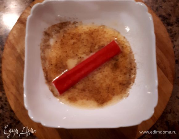 Куриное яйцо разбить в миску, взбить. Добавить соль, перец, чеснок по вкусу. Обмакнуть крабовую палочку.