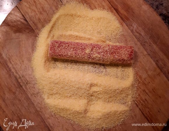 Обвалять палочку в поленте. Затем обжарить в оливковом масле до образования румяной корочки.