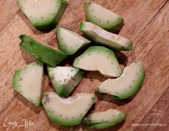 Вымыть авокадо, порезать.