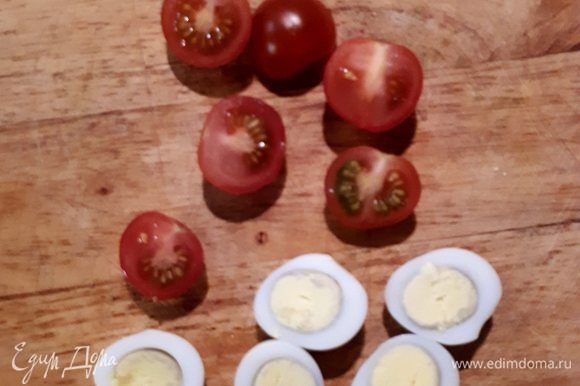 Яйца перепелиные сварить и порезать на половинки, помидоры черри вымыть и также порезать.