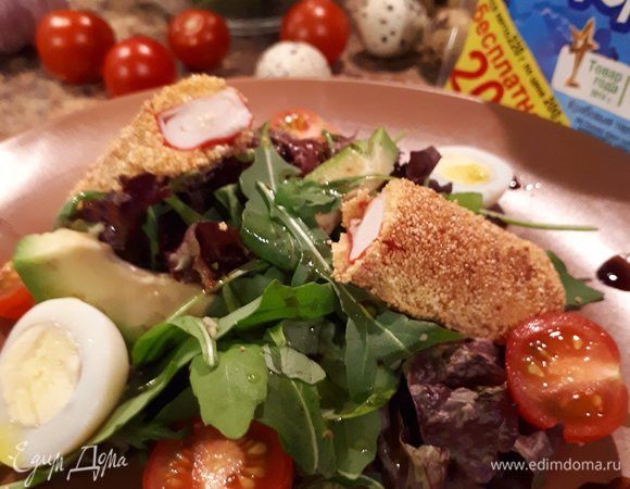 Формируем порцию по своему усмотрению. На тарелку выложить пучок салатного микса, кусочки авокадо, черри, яйца перепелиные. Крабовую палочку разрезать на половинки, добавить к салату. Соль, перец черный, чеснок добавить по вкусу. Полить оливковым маслом и бальзамическим уксусом. Блюдо готово.