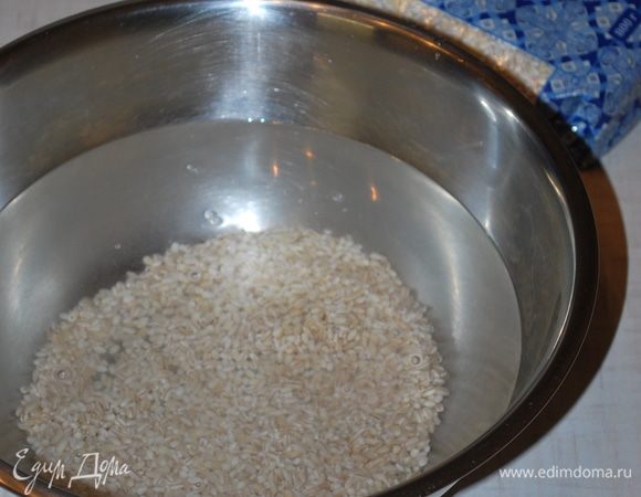 Промываем и замачиваем 150 граммов зерна в холодной воде и оставляем на ночь.