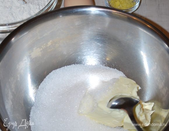 Мягкое масло соединяем с сахаром, хорошо перемешиваем.