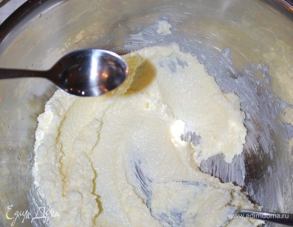 Добавляем 1 чайную ложку ароматизатора (цветы апельсина). Это самый главный ингредиент пастьеры! Если нет этого ароматизатора, вкус будет не тот. Пищевой ароматизатор называется Fior dArancio. У меня ароматизатор разбавленный, не концентрированный, поэтому мы добавляем его в таких больших количествах.