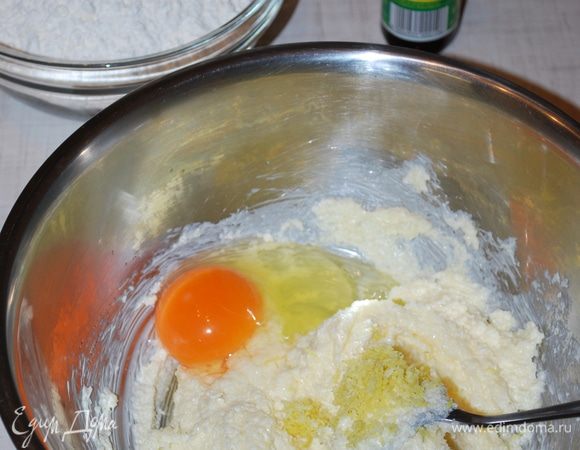 Добавляем яйцо и цедру одного лимона.