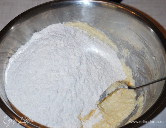 Добавляем всю муку и замешиваем тесто.