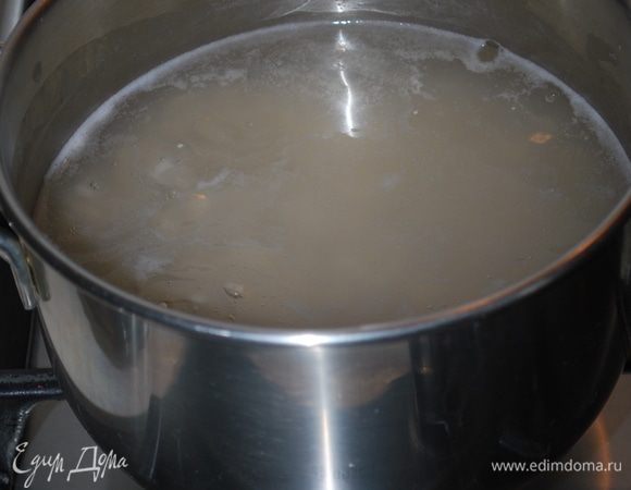 На следующее утро замоченное зерно поставим варить. Варить будем в течение 1 часа, потом укутаем кастрюлю с зерном и оставим настаиваться до вечера. Зерно голландское ТМ «Националь» отлично подойдет для начинки, оно очень хорошо разваривается.