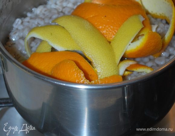 В кастрюлю добавим корки 1 апельсина и 1 лимона. Мелко резать их не надо, чтобы было удобно их доставать. Можно их нанизать на зубочистку, так тоже будет их удобно достать.