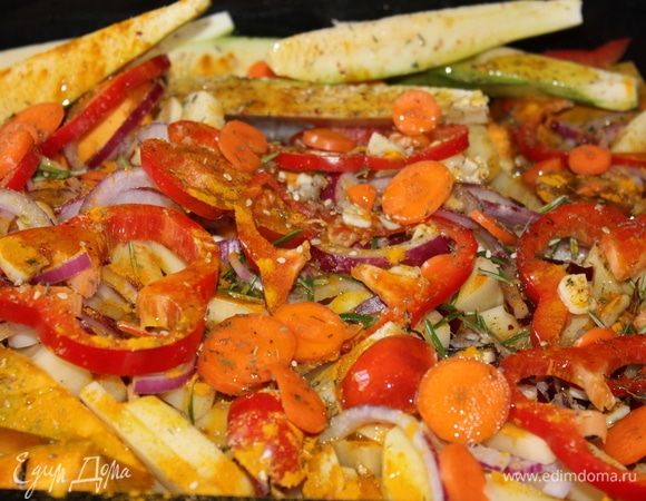 Тем временем подготовить, желательно, глубокий противень. Очистить картофель, лук, чеснок, тыкву, морковь. В противень картофель порезать крупными, но не очень толстыми дольками. Лук порезать полукольцами.
Чеснок порезать мелко. Тыкву порезать крупными кусками.
Морковь нарезать тонкими кругляшами. Кабачок разрезать вдоль на несколько длинных треугольных долек.
Болгарский перец помыть, отрезать половину, убрать семена, если есть, и нарезать тонкими кругляшами, не более 5-6 мм. Добавить листья свежего розмарина, куркуму, соль, тимьян, посыпать смесью свежемолотого перца, кунжутными семенами, тростниковым сахаром, натереть мускатный орех.