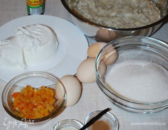 Подготовим продукты для начинки. Цукаты мелко порежем.
