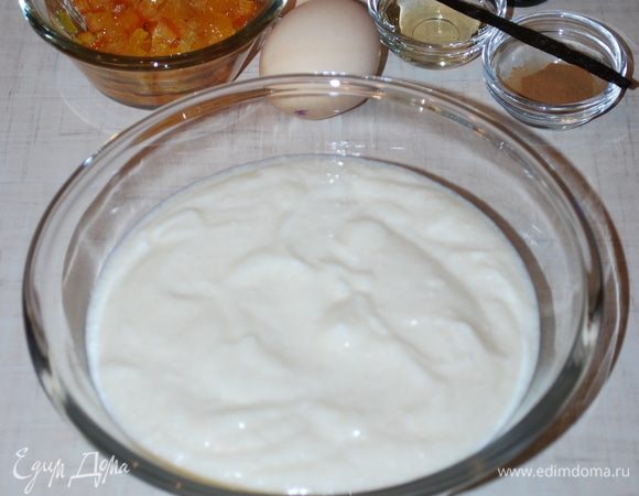 Рикотту соединяем с сахаром. Перемешиваем, чтобы весь сахар растворился.