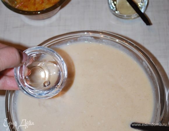 Добавляем ароматизатор (цветы апельсина) — 3 ст. ложки. Добавляем по одному яйцу, все перемешиваем.