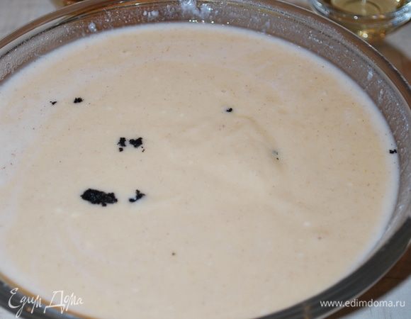 Добавляем семена ванили и 1 столовую ложку рома. Все перемешиваем. Можно в начинку добавить 0,5 чайной ложки корицы, я не стала добавлять.