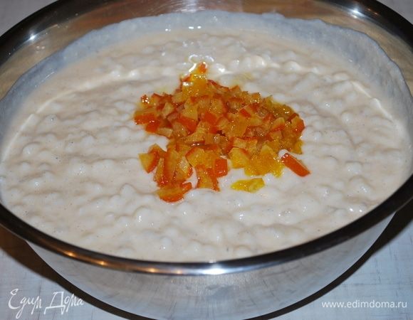 Добавляем цукаты и перемешиваем. Начинка для пирога готова, убираем ее в холодильник, пока будем раскатывать тесто.
Тесто надо достать за 15 минут, чтобы легче с ним было работать.