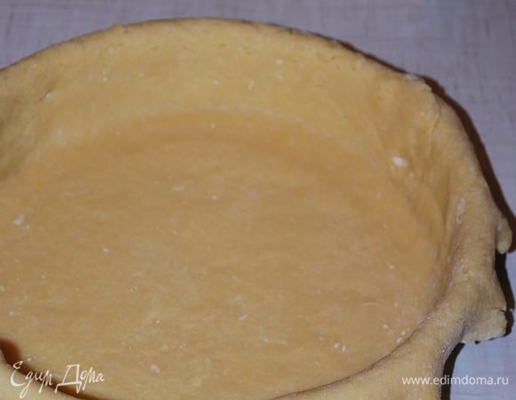 Раскатываем тесто и кладем в форму. Размер формы — 28 см.