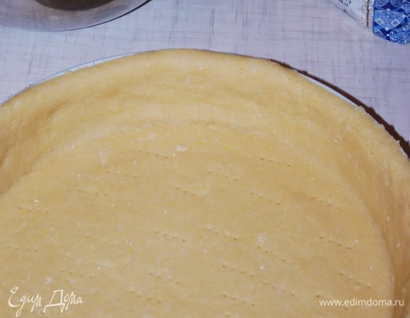 Обрезаем края теста по форме, дно теста протыкаем вилкой.