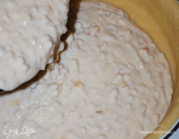 Выливаем в тесто начинку.