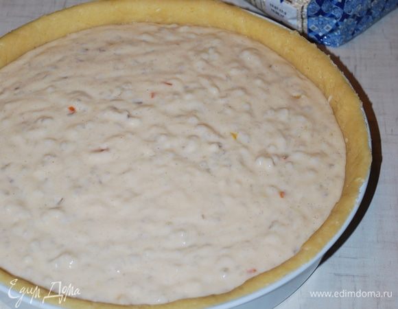 До краев теста начинка не должна доходить. Из этого количества продуктов на форму 28 см начинка не доходит до краев примерно на 1 см.