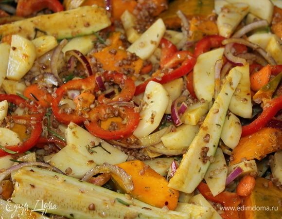 Добавить отваренную гречу. Полить оливковым маслом, натереть цедру лимона, все хорошо перемешать, положить под слой овощей 2 лавровых листа в разные углы противня. Отправить в духовку, предварительно разогретую до 185°C на 30-35 минут.