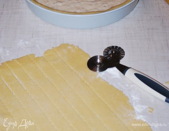 Из оставшегося теста вырезаем полоски.