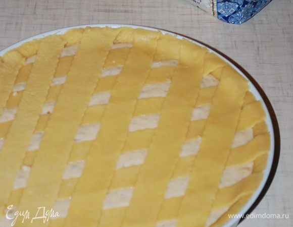 Украшаем пирог и ставим в духовку. Выпекаем при 150°С примерно 2 часа. Высокую температуру не ставим, чтобы пирог выпекся ровно и не было трещин на пироге. Пирог выпекаем долго, чтобы вся начинка равномерно пропеклась.