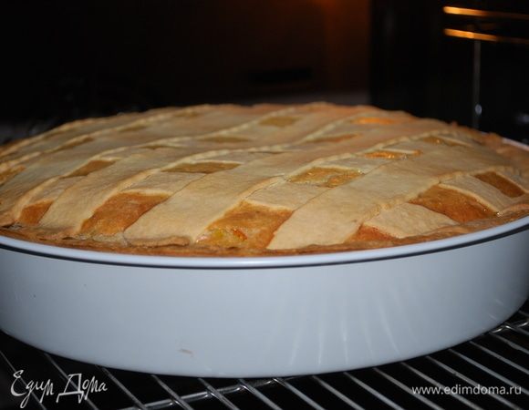 Пирог испекся, мы оставляем его в духовке до полного остывания.