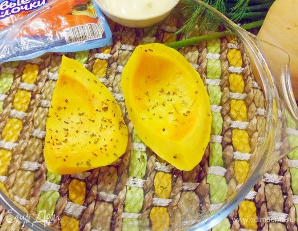 Тыква была готова через 4 минуты на полной мощности. Ее мякоть должна быть слегка мягкой и хорошо держать форму.