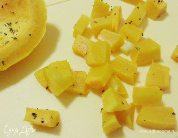 Тыкву охладить до теплого состояния, нарезать кусочками, по размеру близкими к кружкам крабовых палочек.