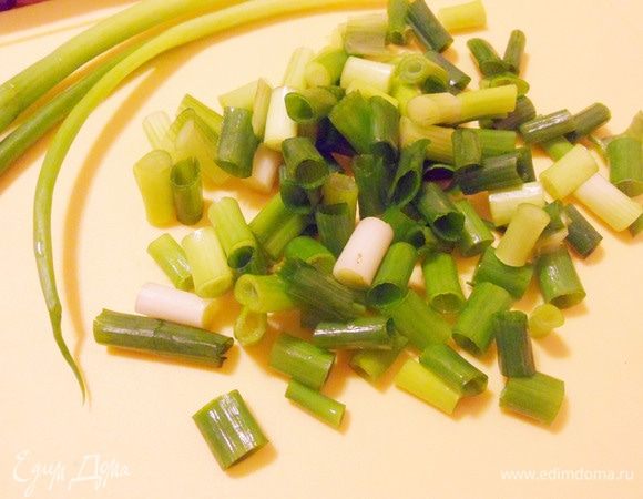 Зеленый лук помыть, измельчить широкой соломкой.